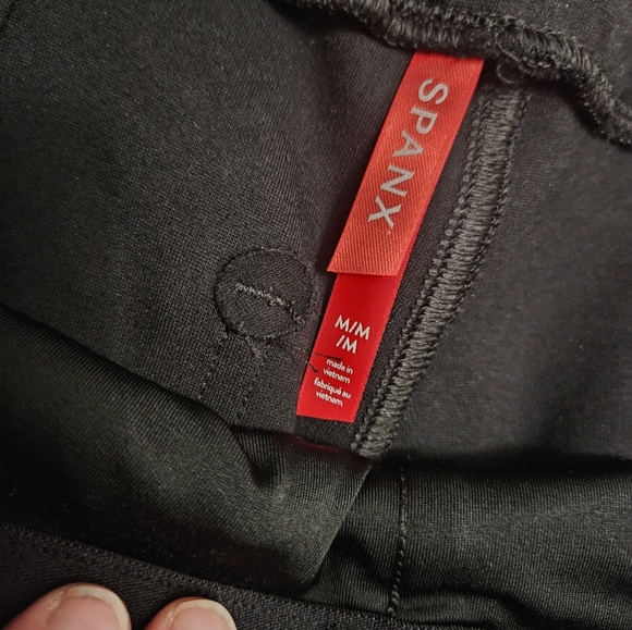 SPANX Black Leggings With Pockets! - Picture 3 of 7